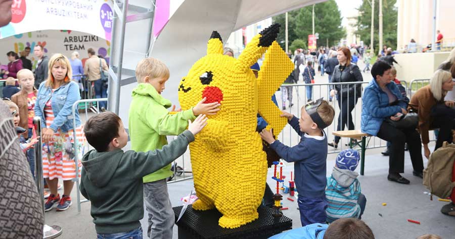 Des enfants jouent avec un Pokémon Fanclastic dans un parc de Moscou. Crédits : DR